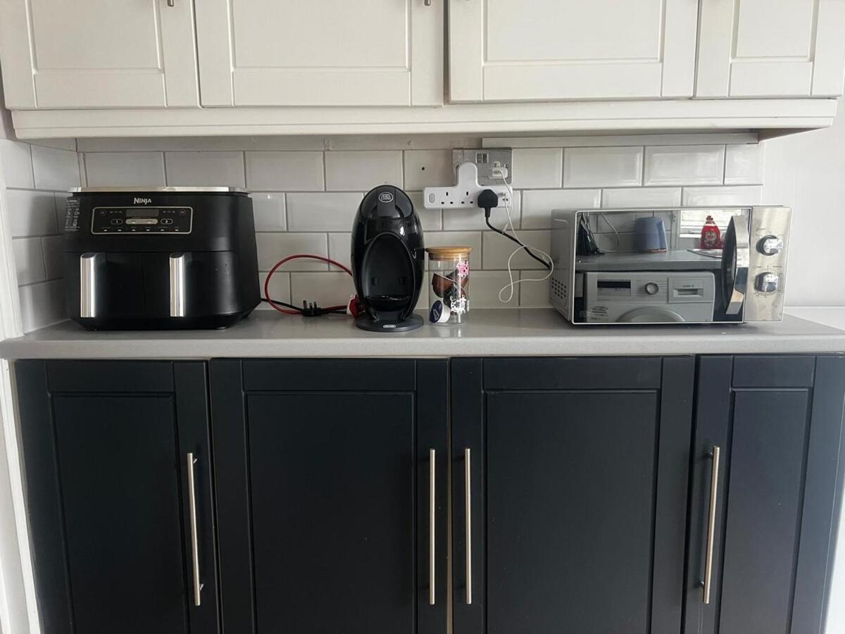 Spacious 1bdr Moments From Clapam Junction Station London