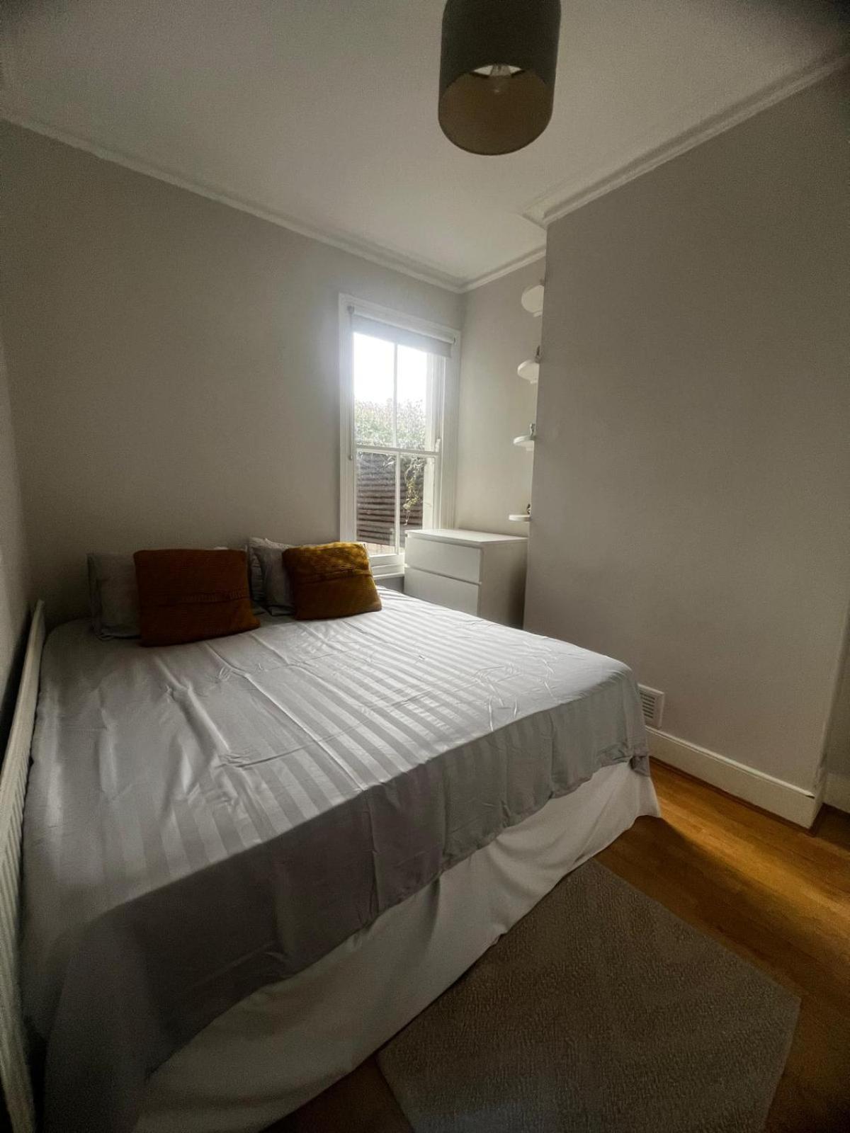 Spacious 1bdr Moments From Clapam Junction Station Apartment *