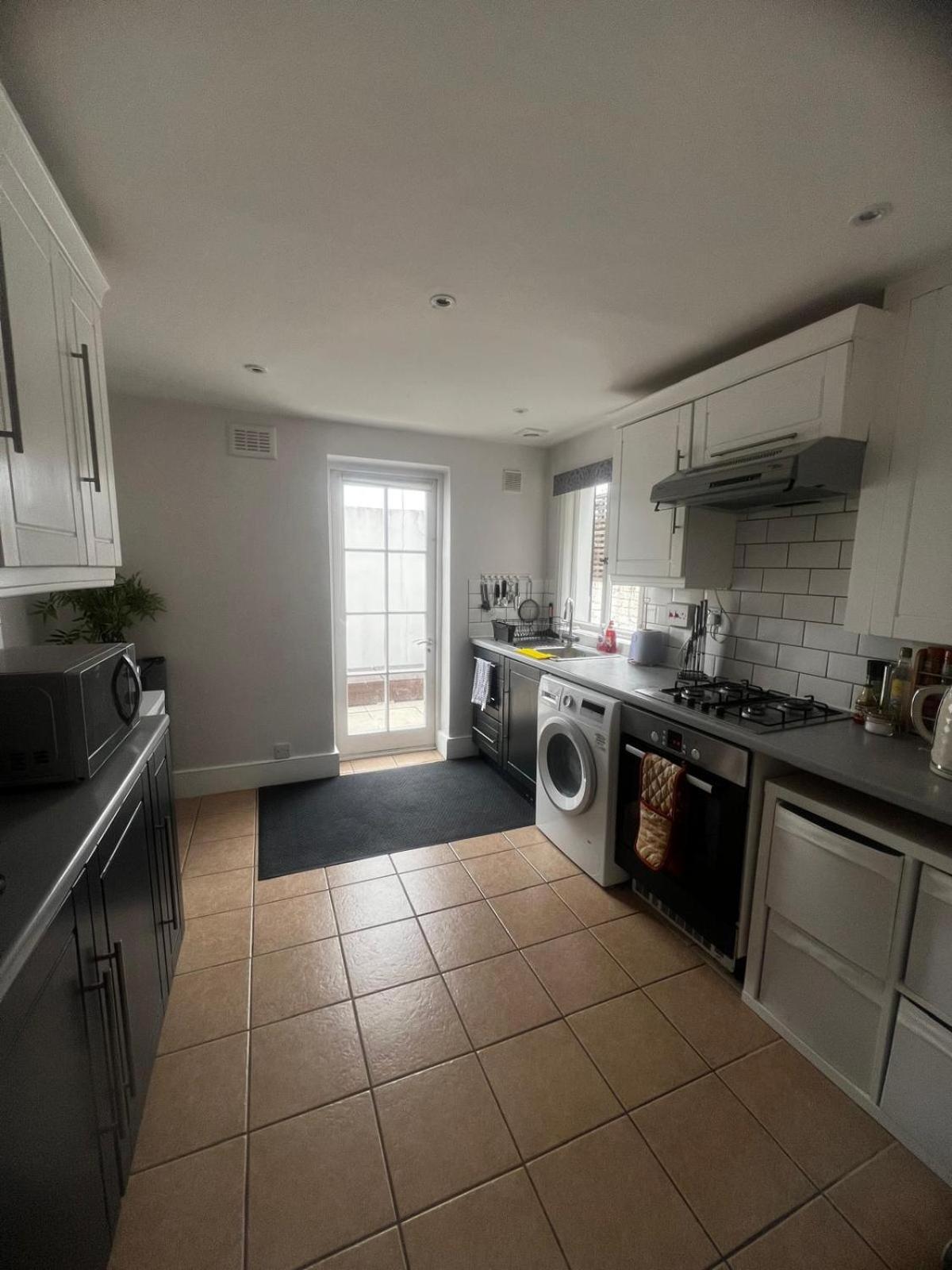Spacious 1bdr Moments From Clapam Junction Station *