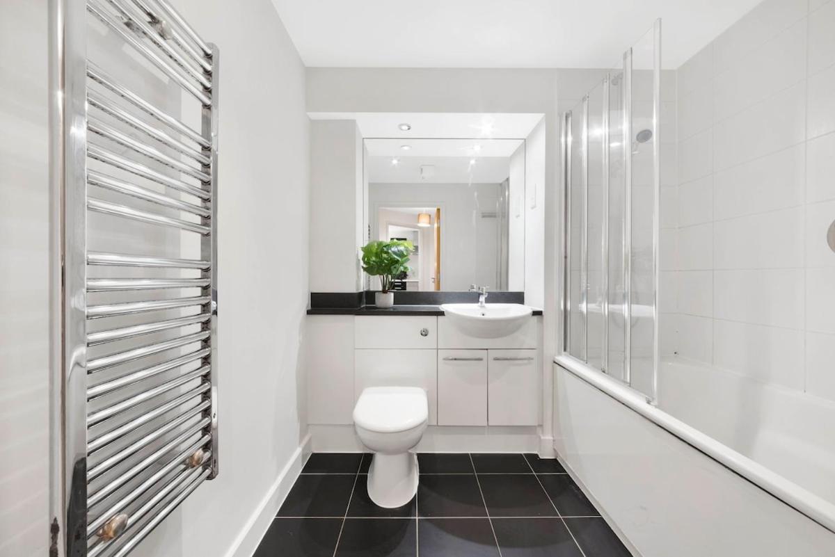 Apartment New Cosy Excel 1 Bedroom London