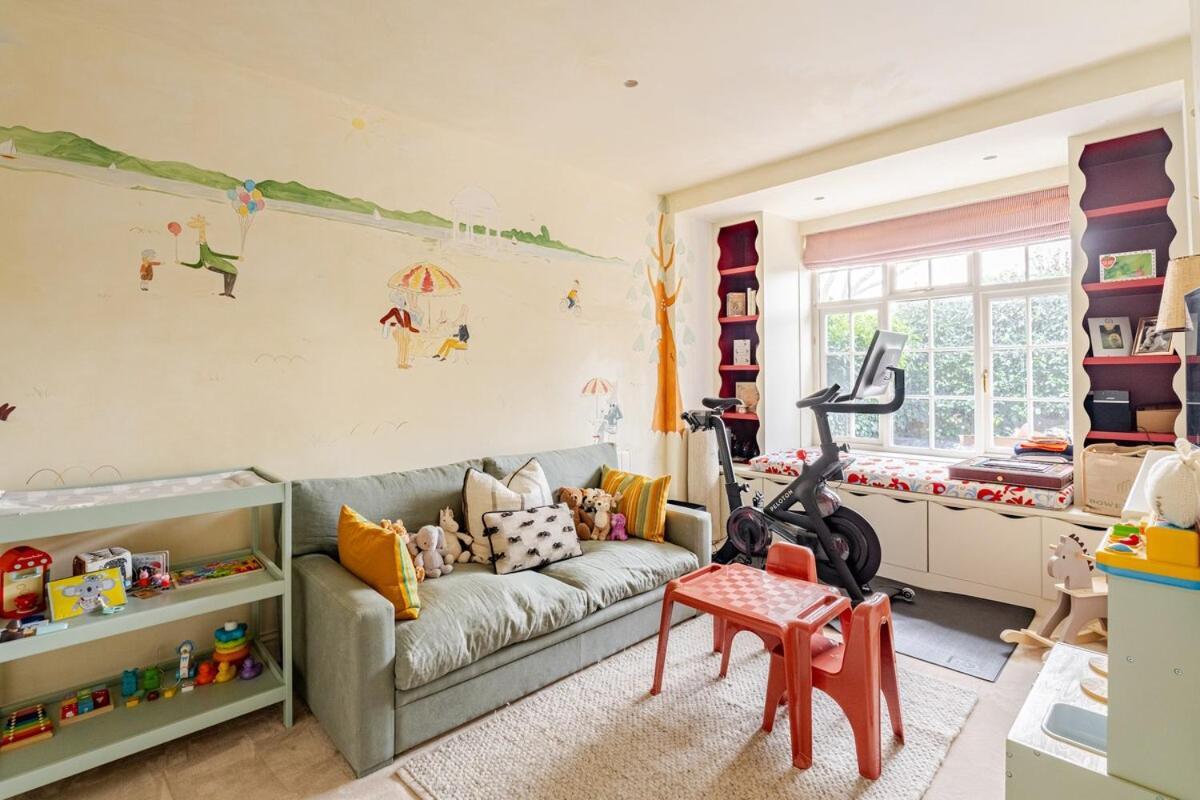 Luxury Open Plan 5 Bed House With Garden & Parking *