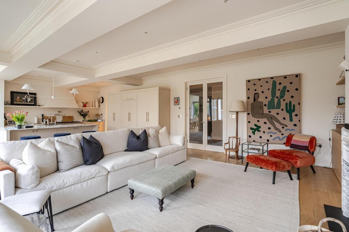 Luxury Open Plan 5 Bed House With Garden & Parking