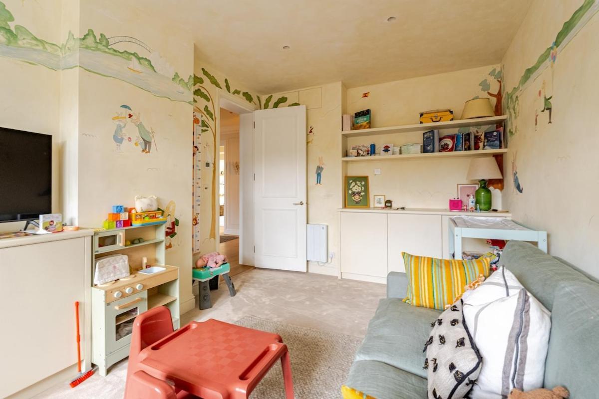 Luxury Open Plan 5 Bed House With Garden & Parking Holiday home *