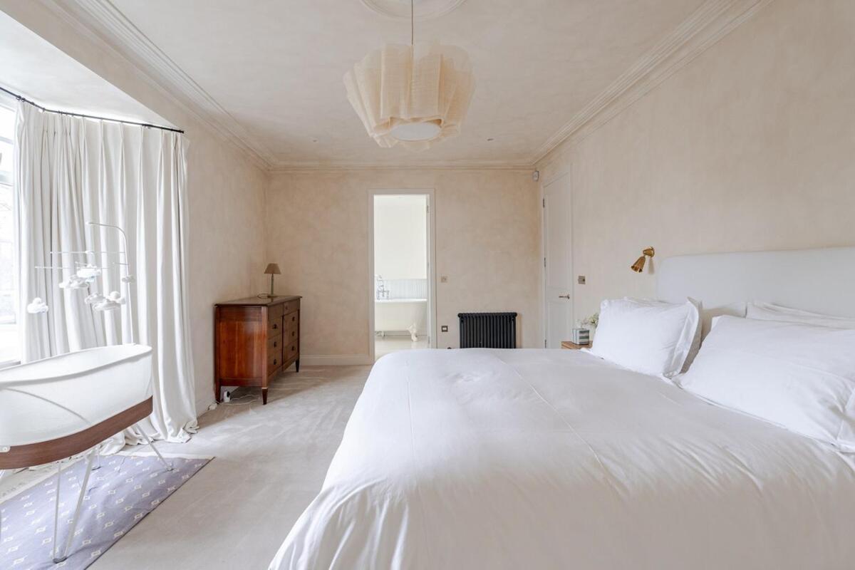 Holiday home Luxury Open Plan 5 Bed House With Garden & Parking