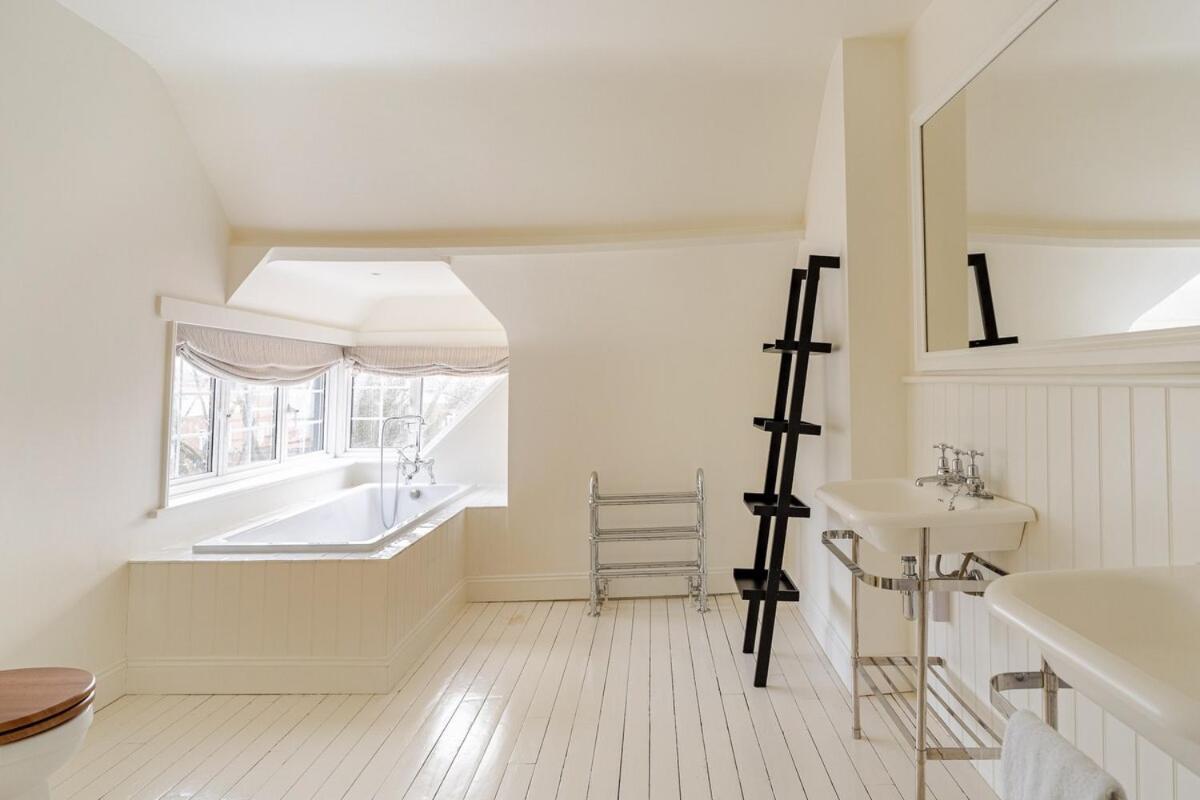 Luxury Open Plan 5 Bed House With Garden & Parking