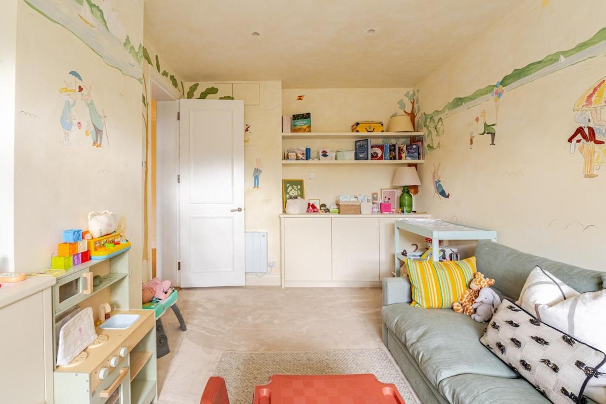 Holiday home Luxury Open Plan 5 Bed House With Garden & Parking