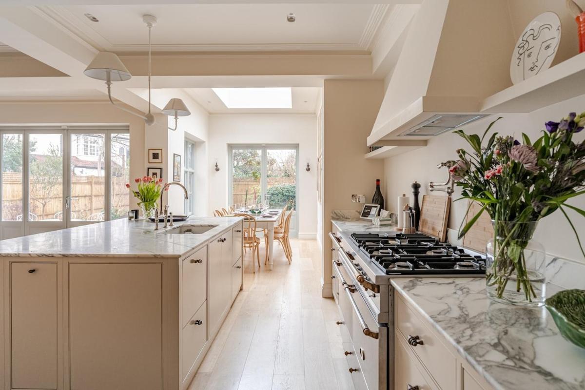 Luxury Open Plan 5 Bed House With Garden & Parking Holiday home *
