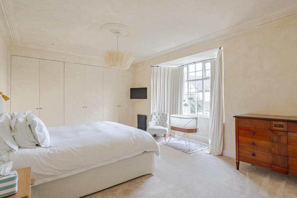 Luxury Open Plan 5 Bed House With Garden & Parking Holiday home London