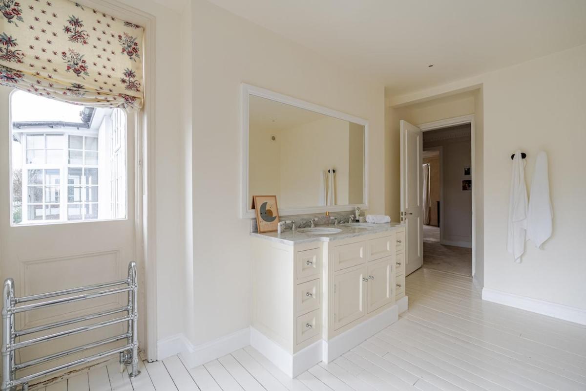 Luxury Open Plan 5 Bed House With Garden & Parking
