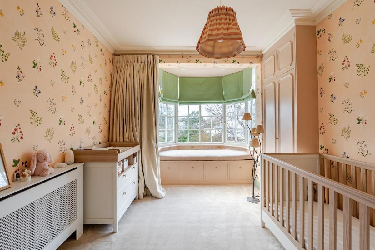 Luxury Open Plan 5 Bed House With Garden & Parking Holiday home London