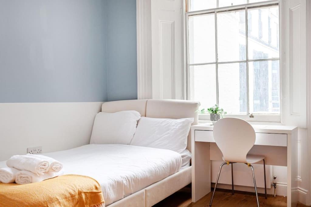 Apartment Near Queensway *
