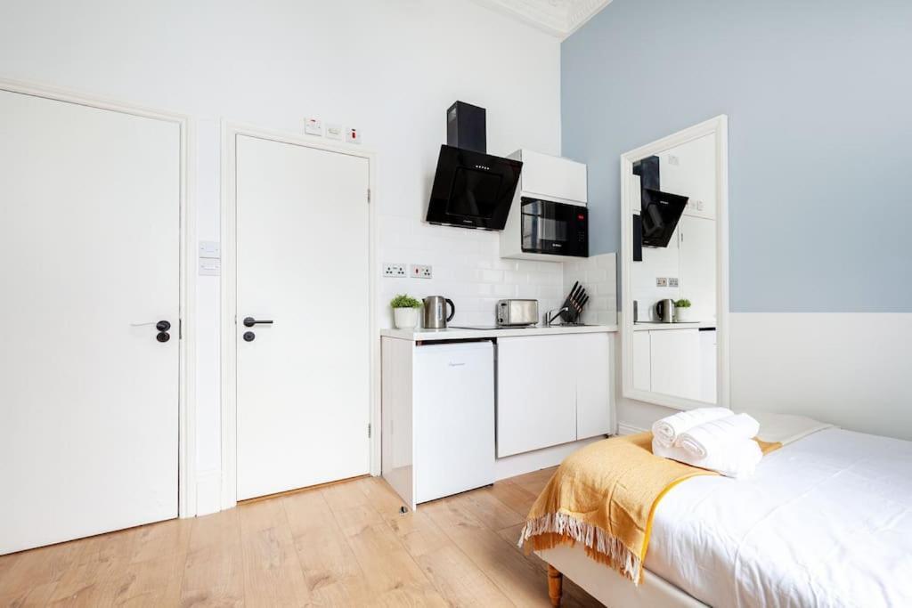 Apartment Near Queensway *