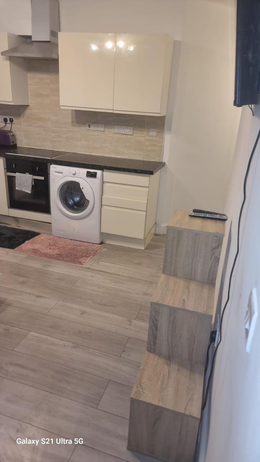 R J 2 Bedroom * London