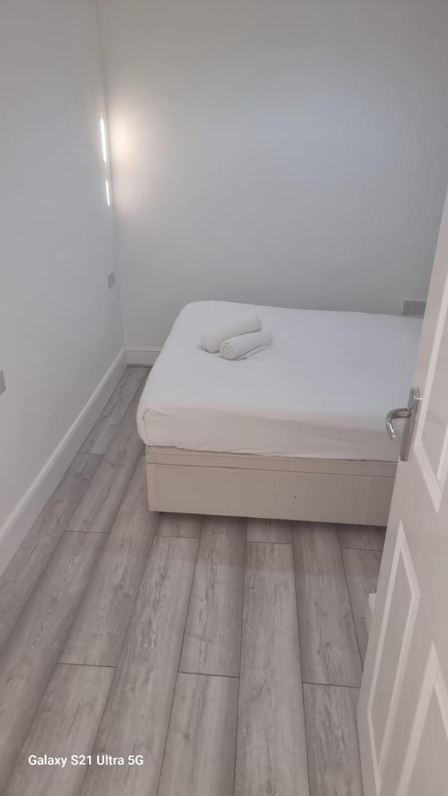 R J 2 Bedroom * London