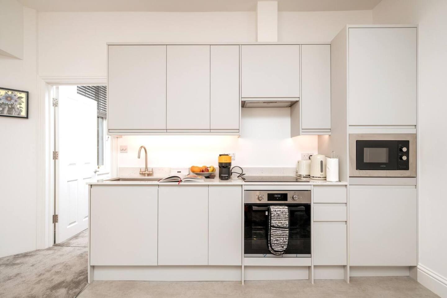 Niru Experience Elegant In Kensington Apartment *