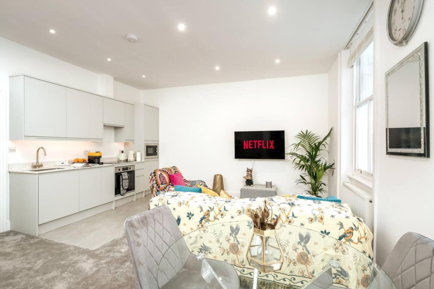 Niru Experience Elegant In Kensington Apartment