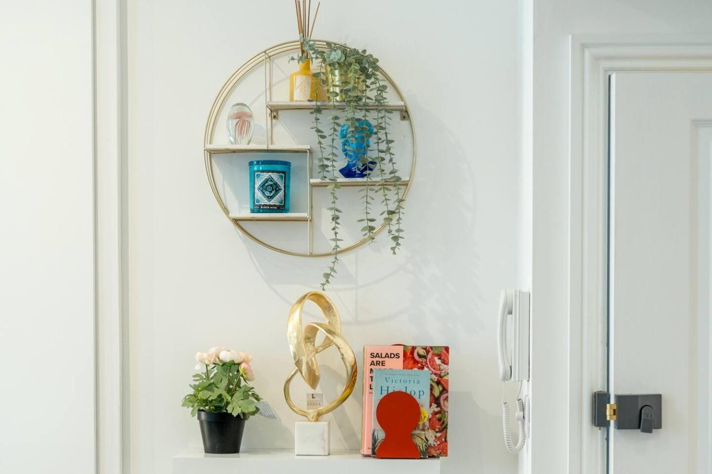 Niru Experience Elegant In Kensington Apartment *