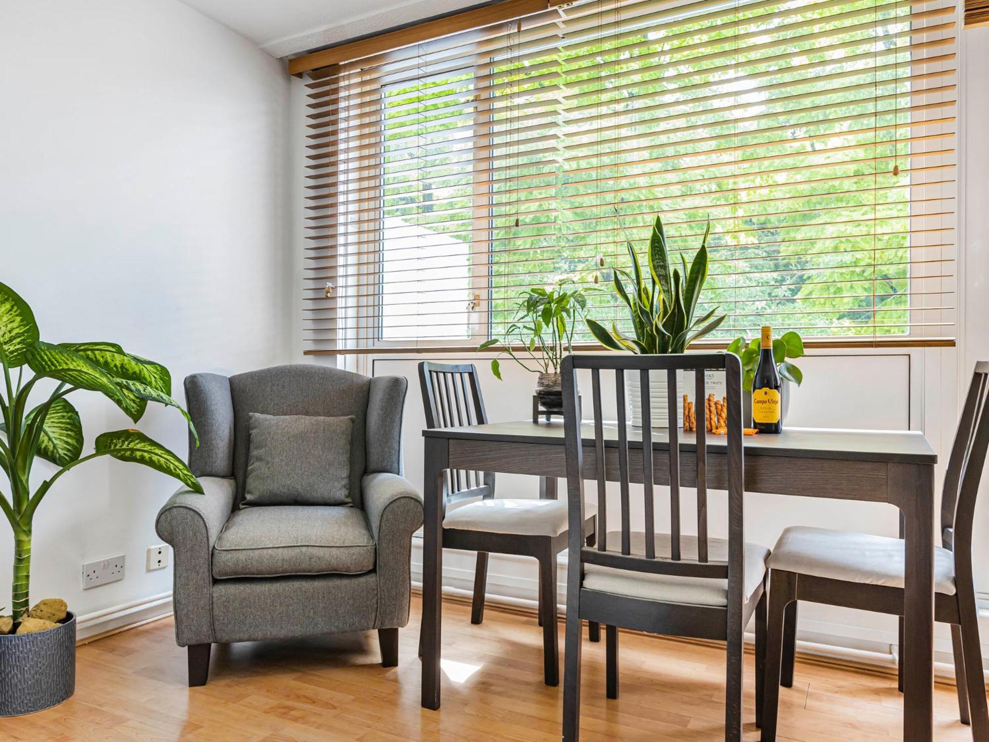 Pass The Keys Whitechapel With Balcony Apartment