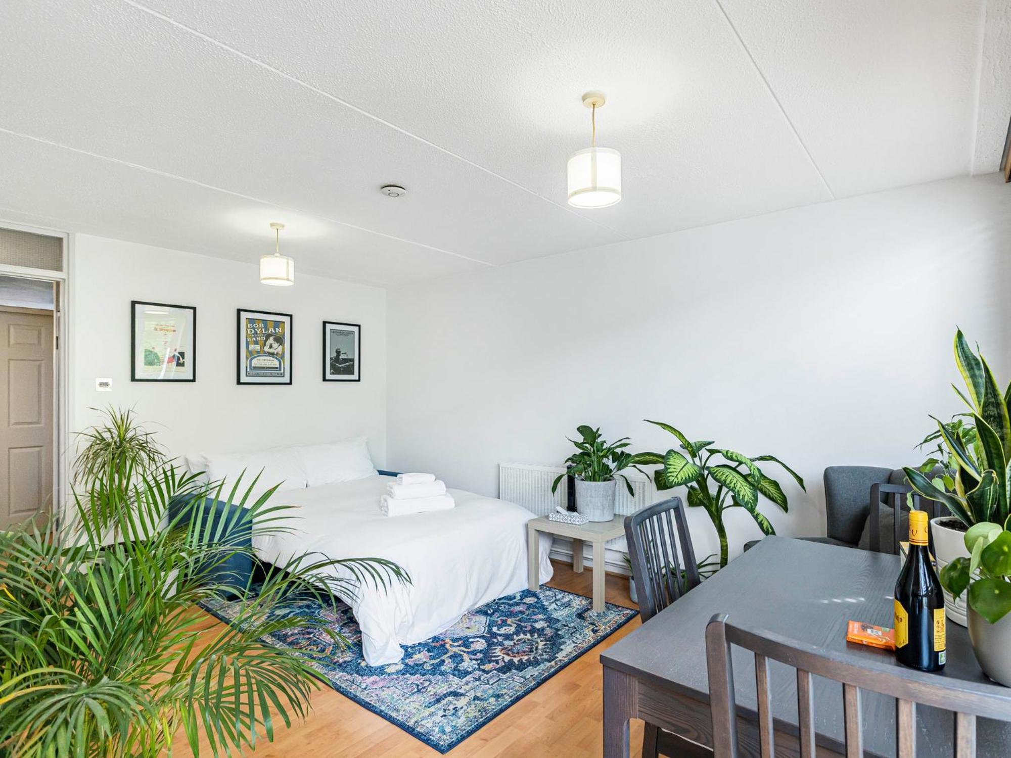 Pass The Keys Whitechapel With Balcony Apartment *