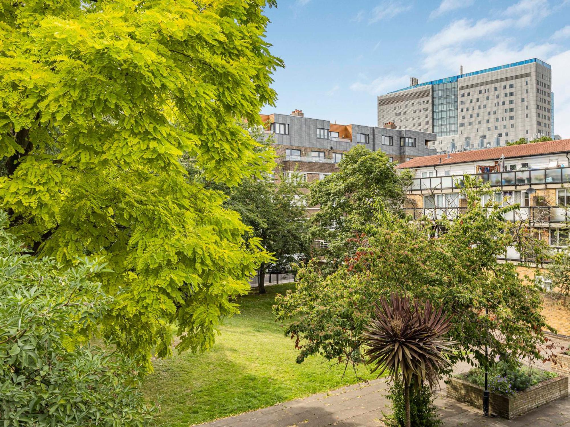 Pass The Keys Whitechapel With Balcony Apartment