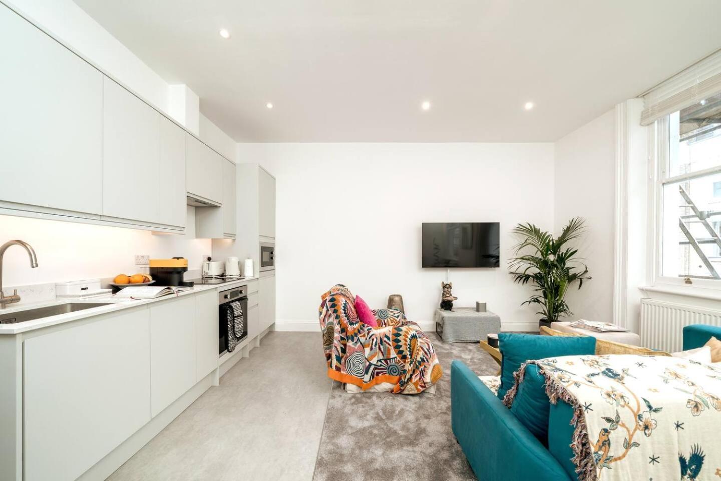 Niru Experience Pearl Of Ifield Road