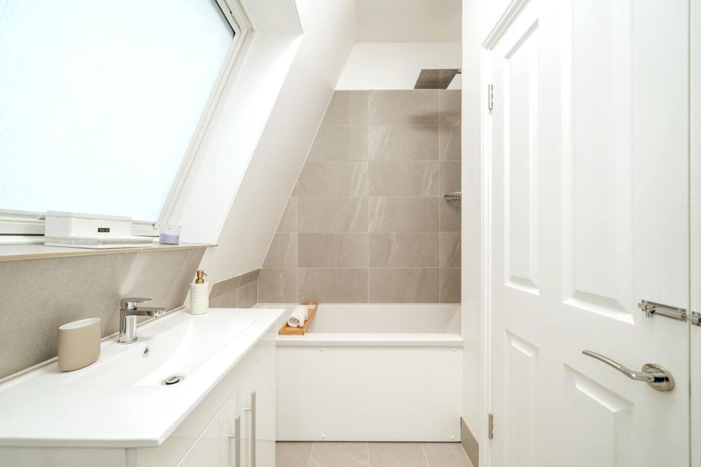 Niru Experience Pearl Of Ifield Road Apartment
