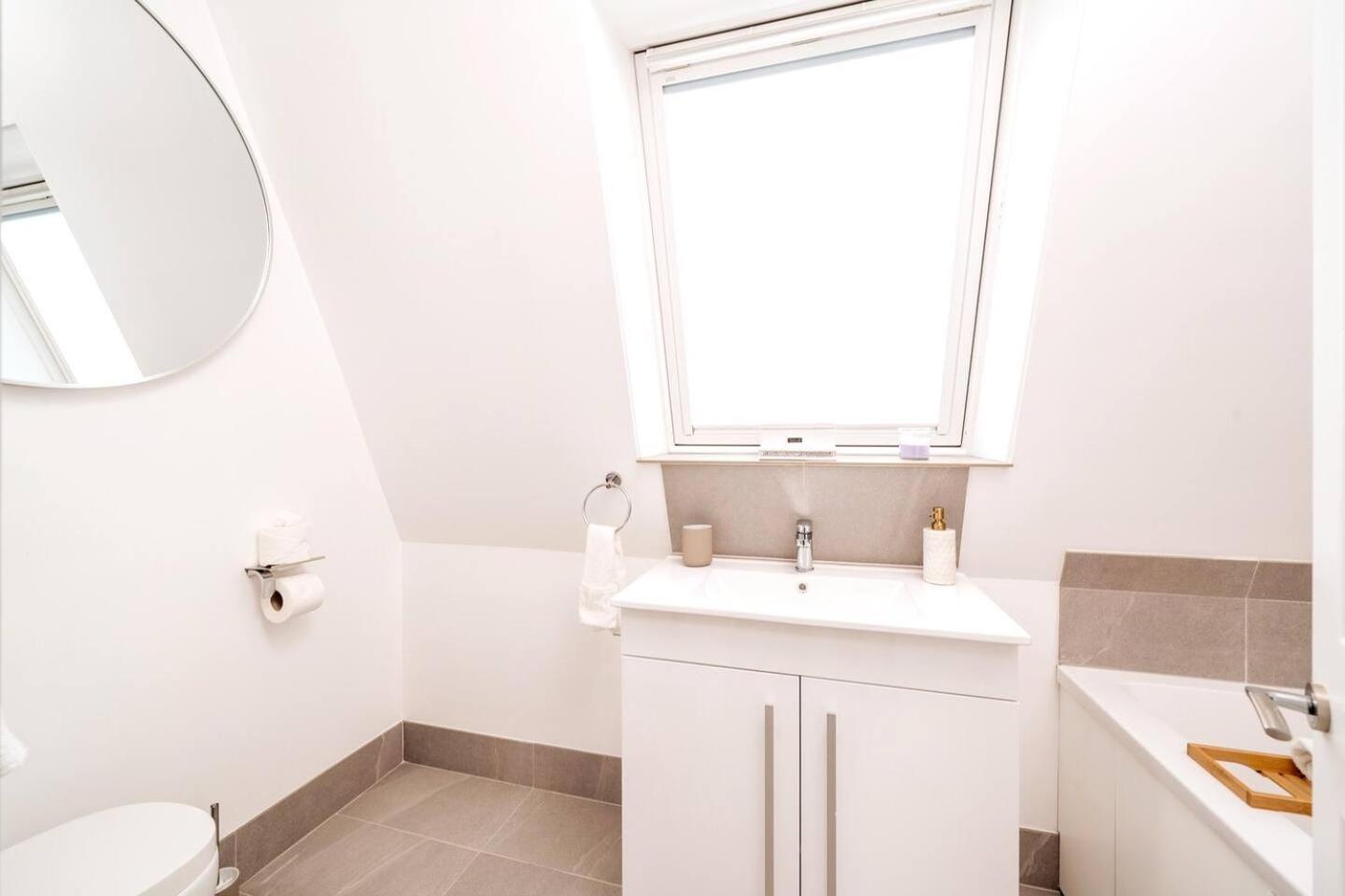Niru Experience Pearl Of Ifield Road Apartment