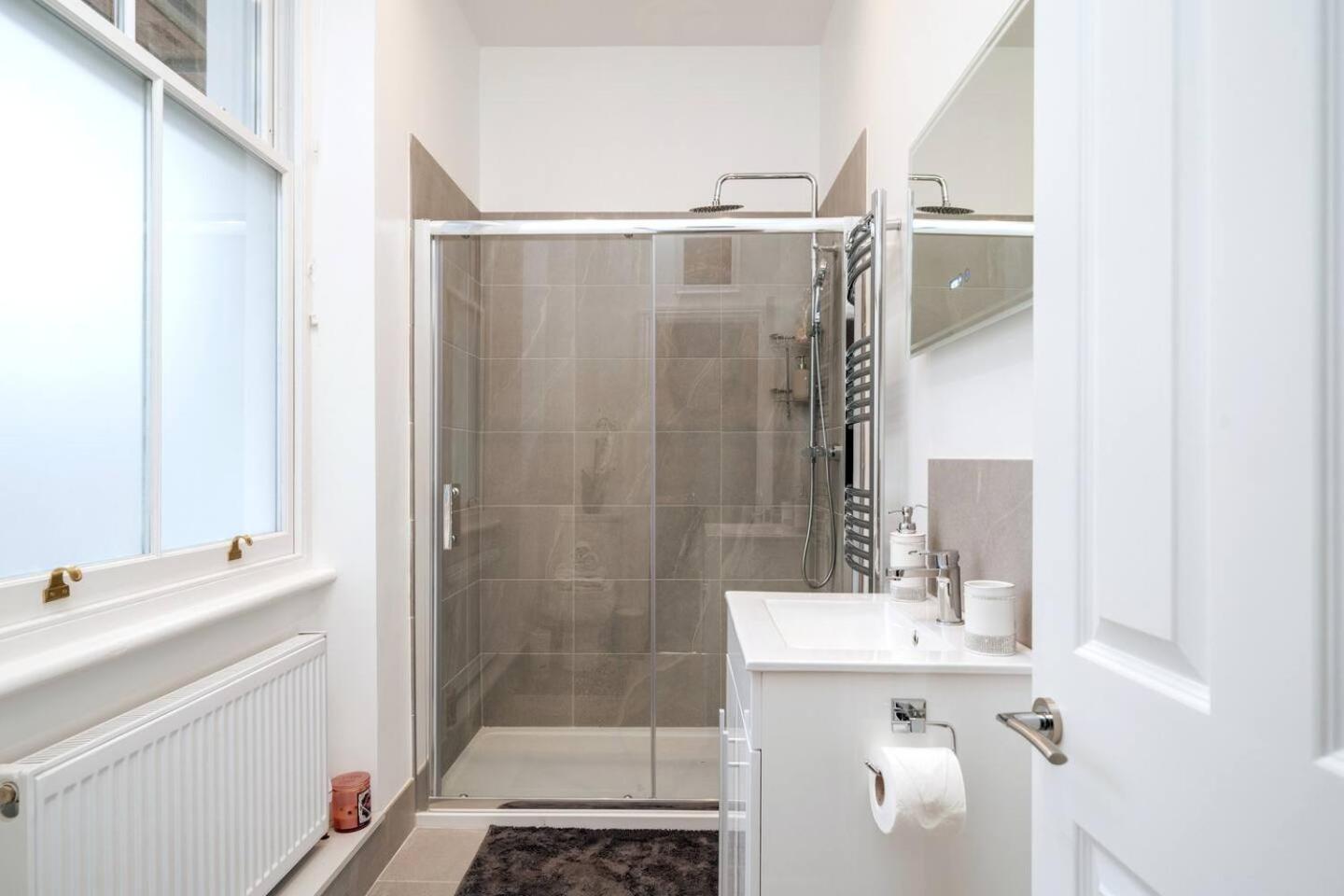 Niru Experience Pearl Of Ifield Road Apartment