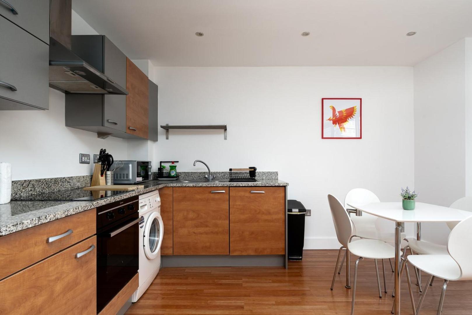 Guestready - Modern With Balcony No Wifi Apartment London