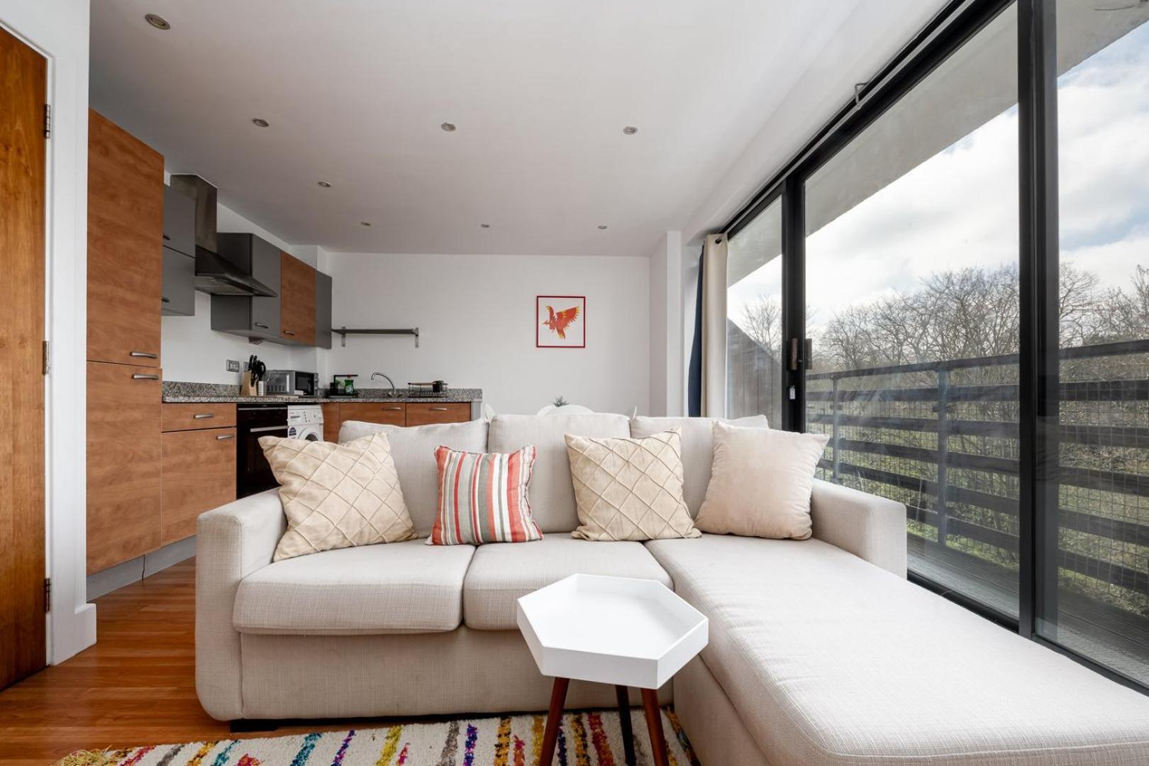 Guestready - Modern With Balcony No Wifi London