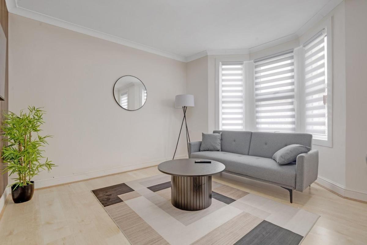 Apartment Luxury House Near Subway Station