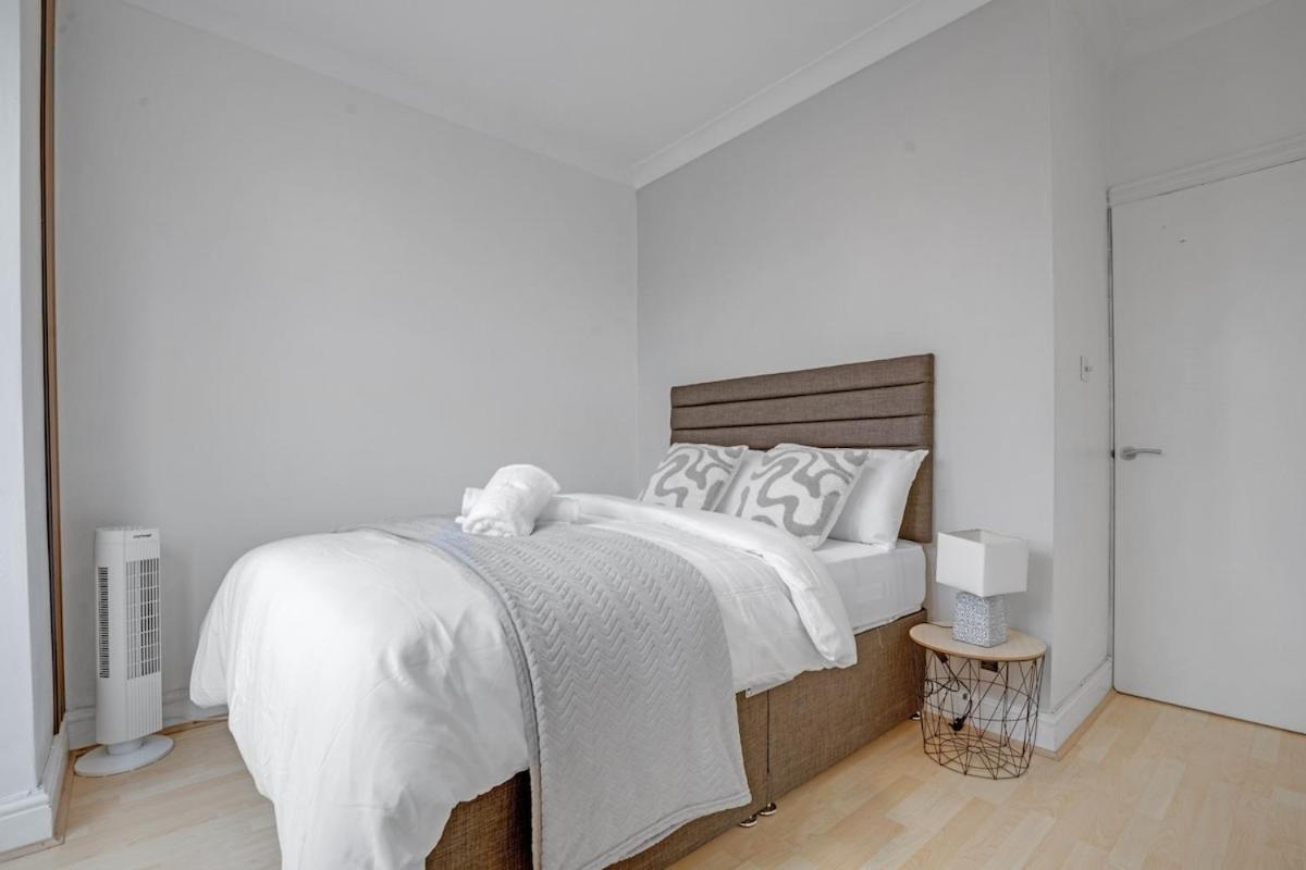 Luxury House Near Subway Station Apartment London