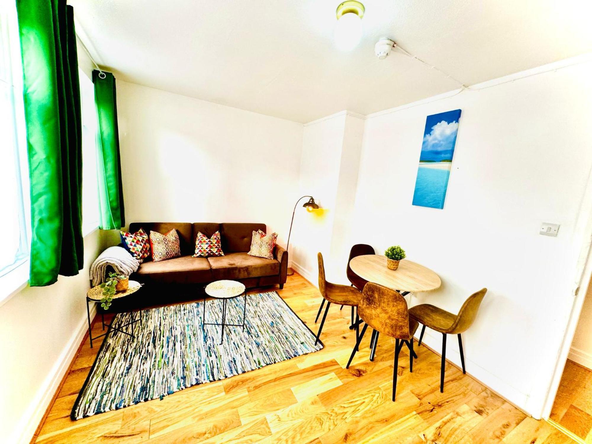 Modern Flat Steps From Finsbury & Emirates Stadium! * London