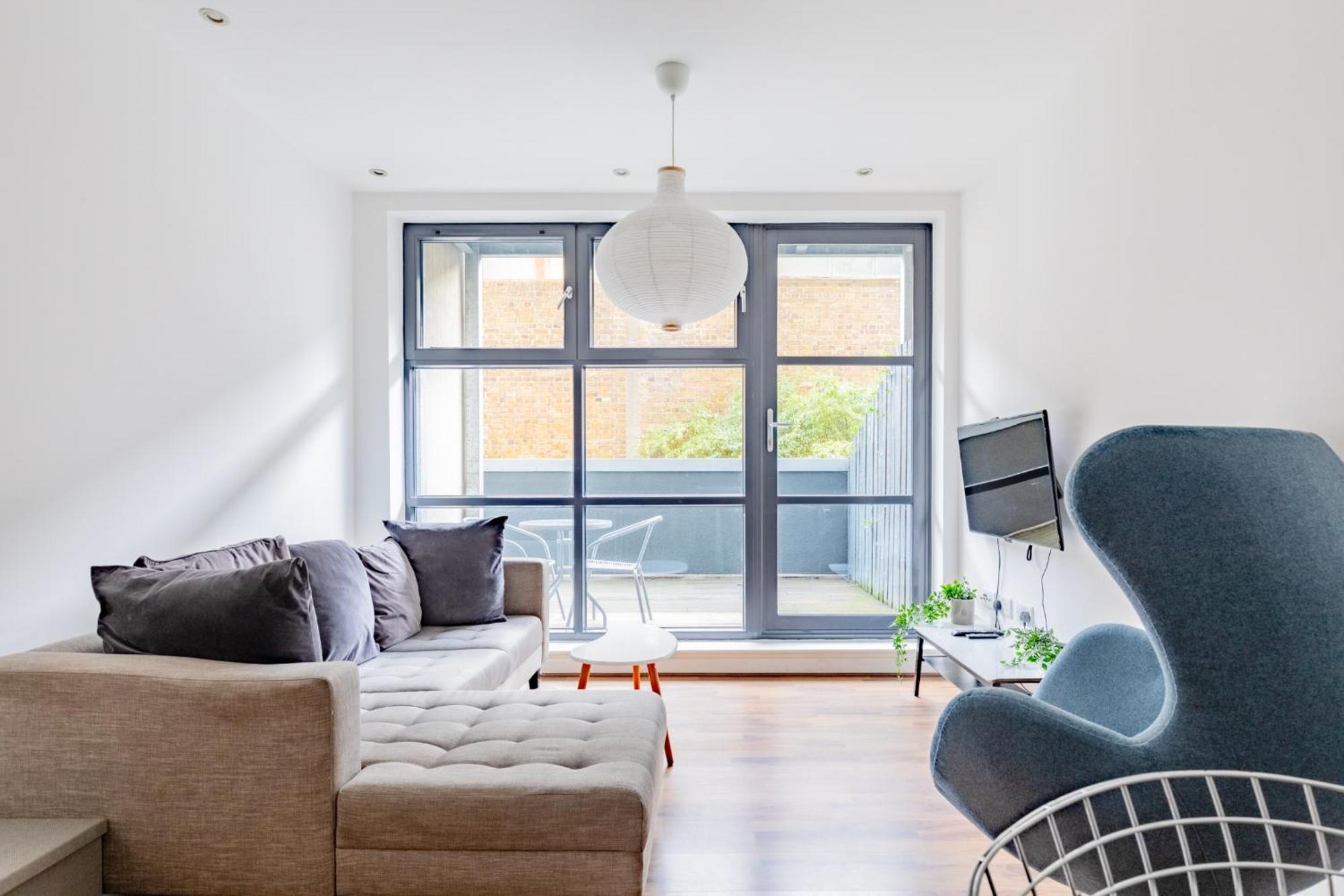 Contemporary 2bd Flat W Patio In East Apartment *