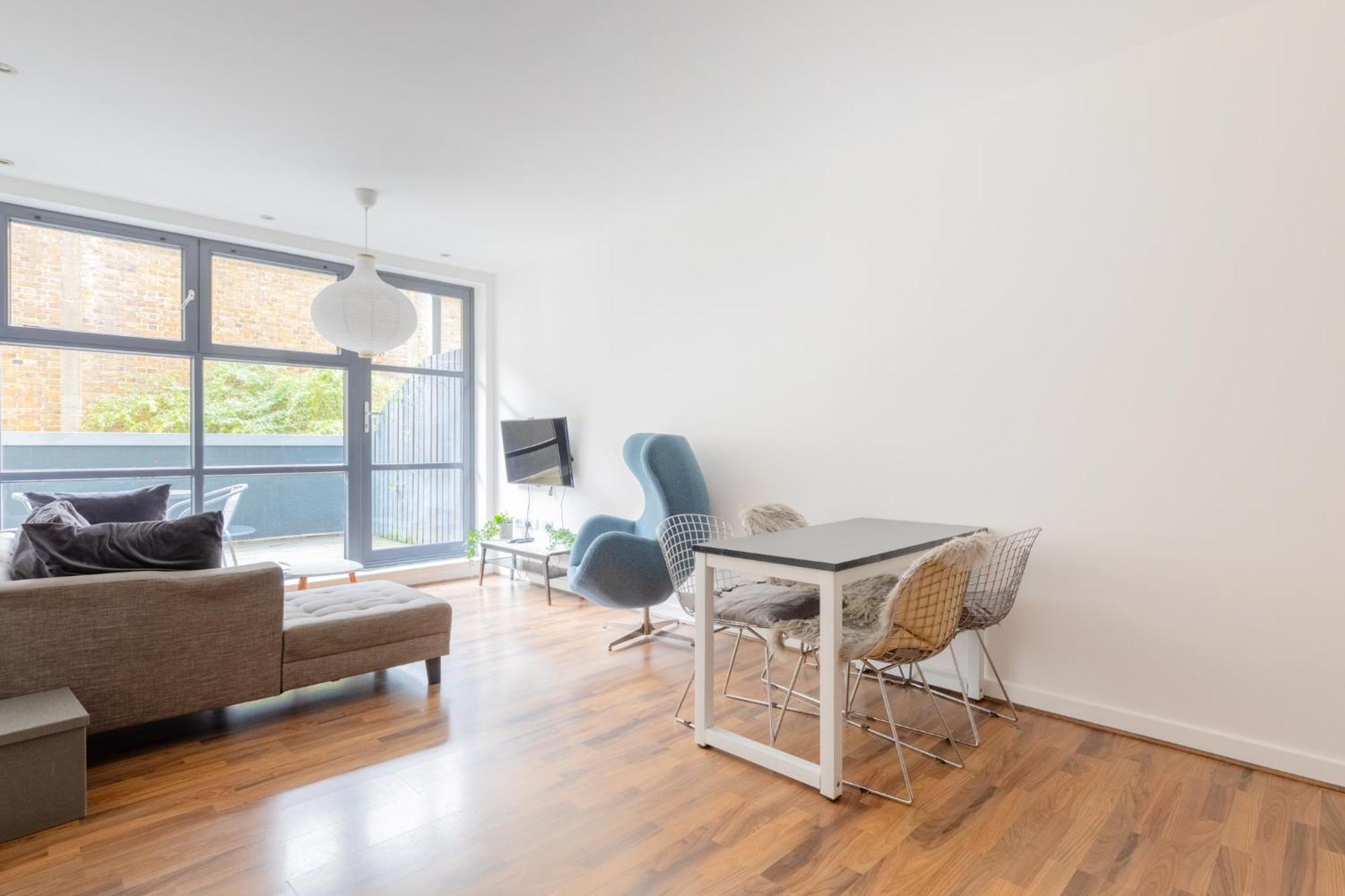 Contemporary 2bd Flat W Patio In East * London