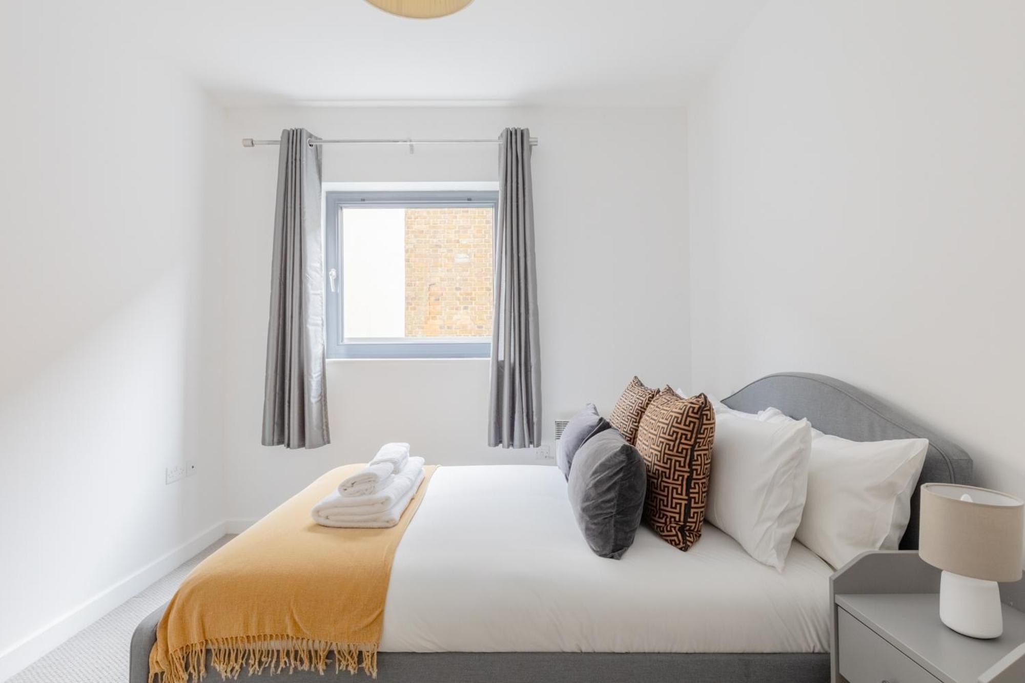 Contemporary 2bd Flat W Patio In East Apartment