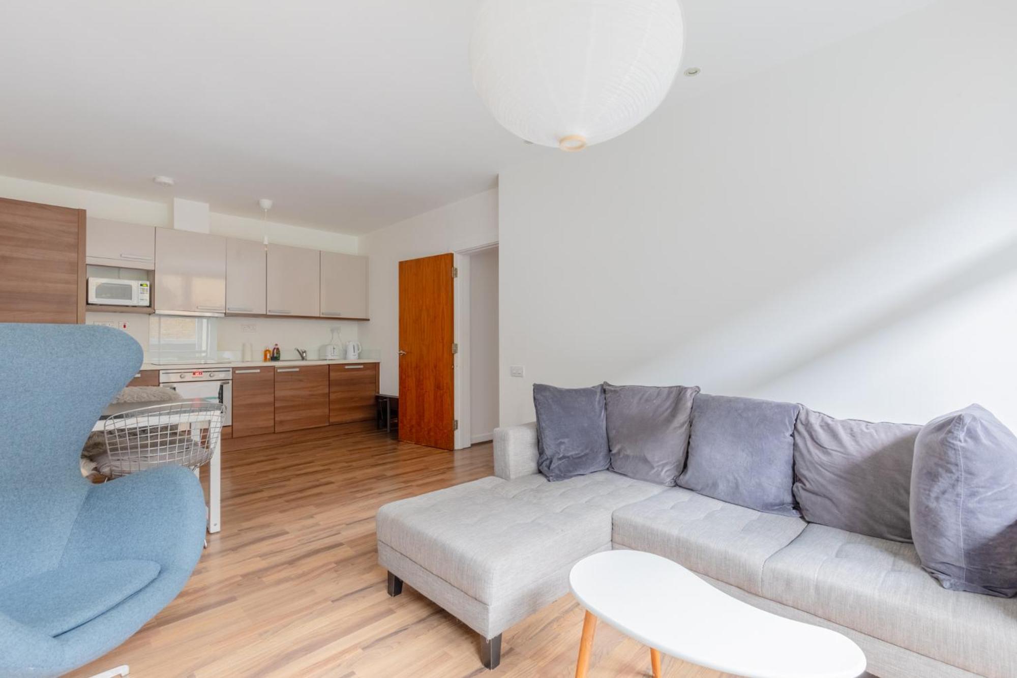 Contemporary 2bd Flat W Patio In East Apartment *
