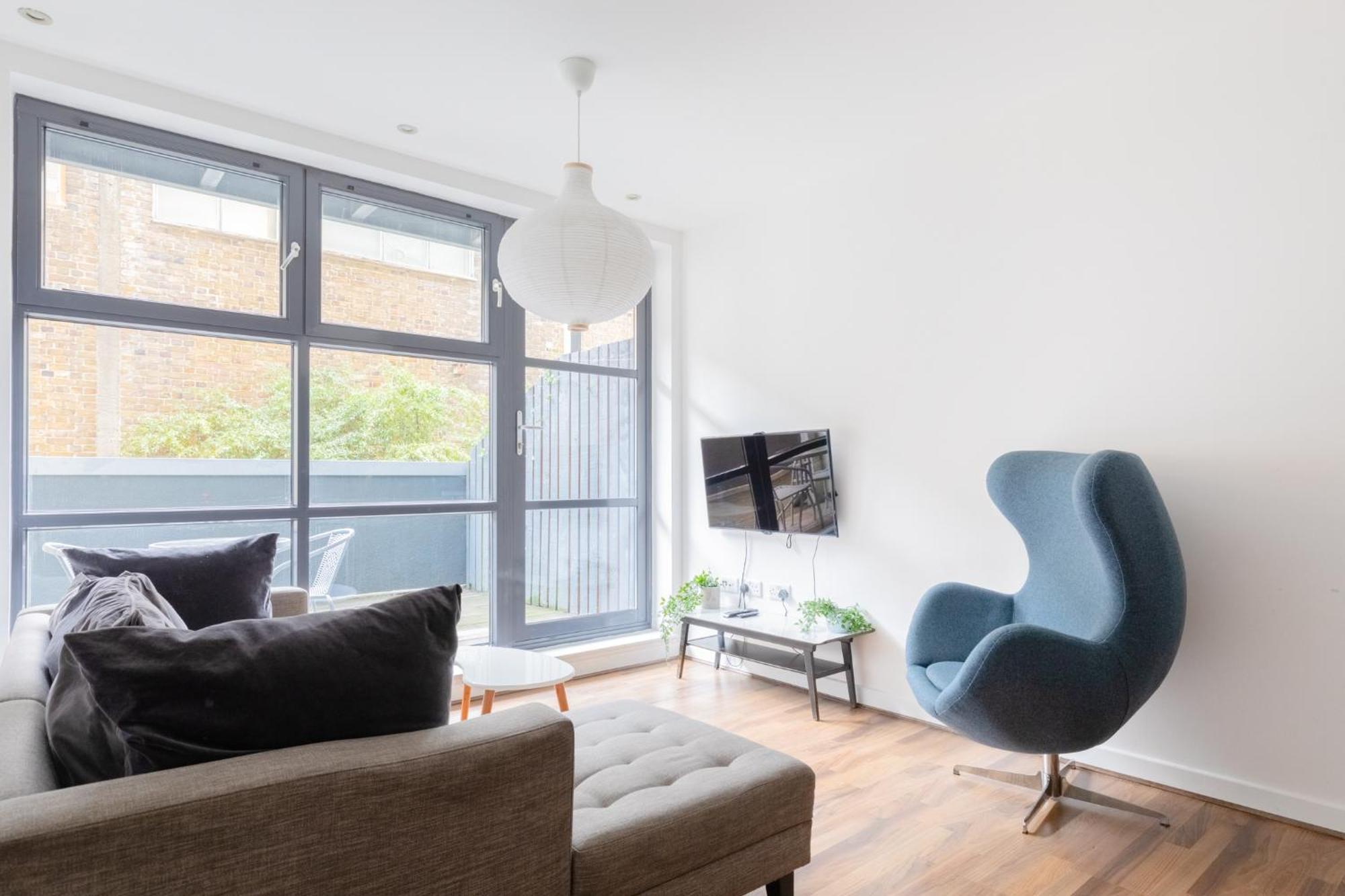 Apartment Contemporary 2bd Flat W Patio In East London
