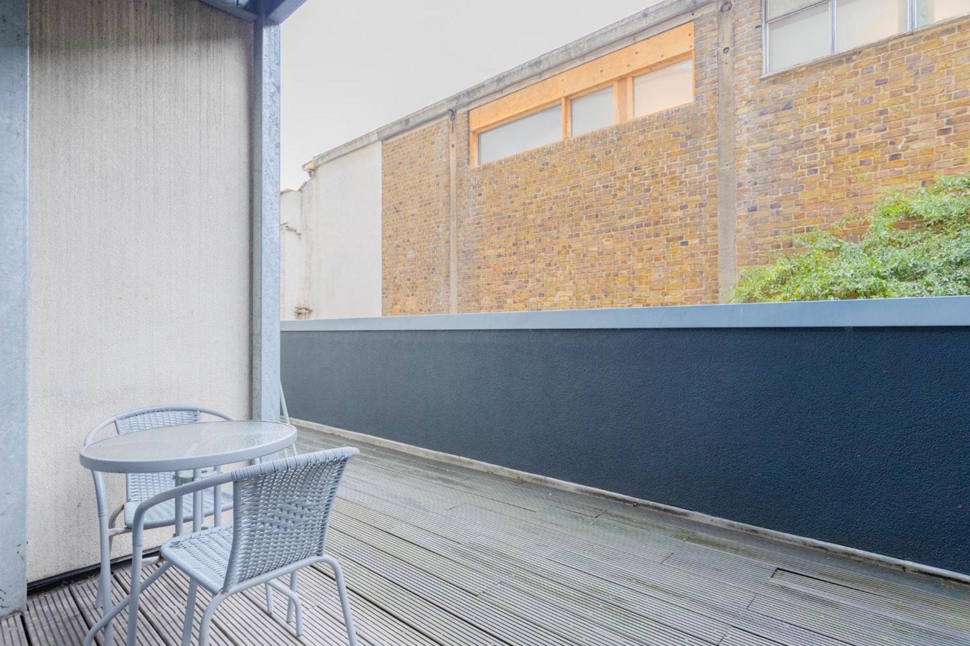 Contemporary 2bd Flat W Patio In East * London