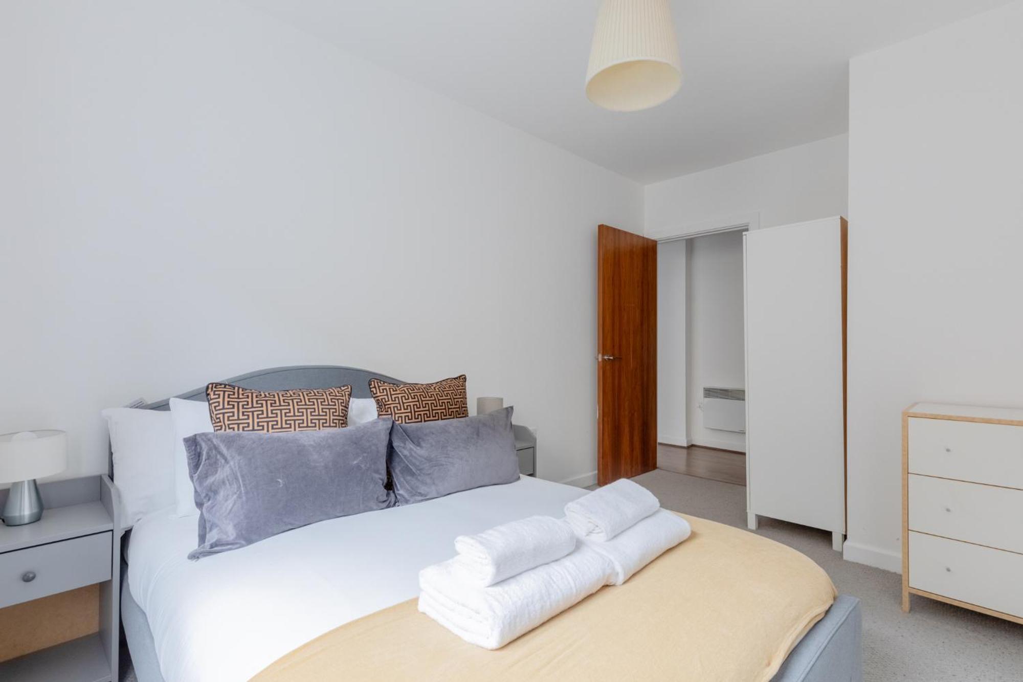 Contemporary 2bd Flat W Patio In East