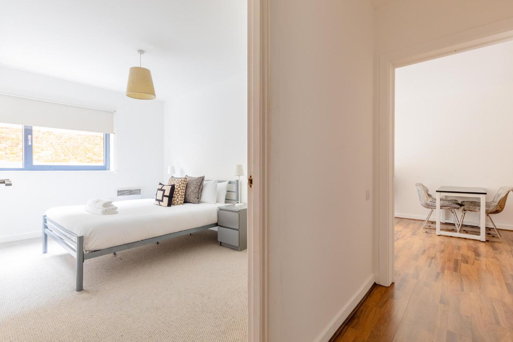 Contemporary 2bd Flat W Patio In East Apartment *