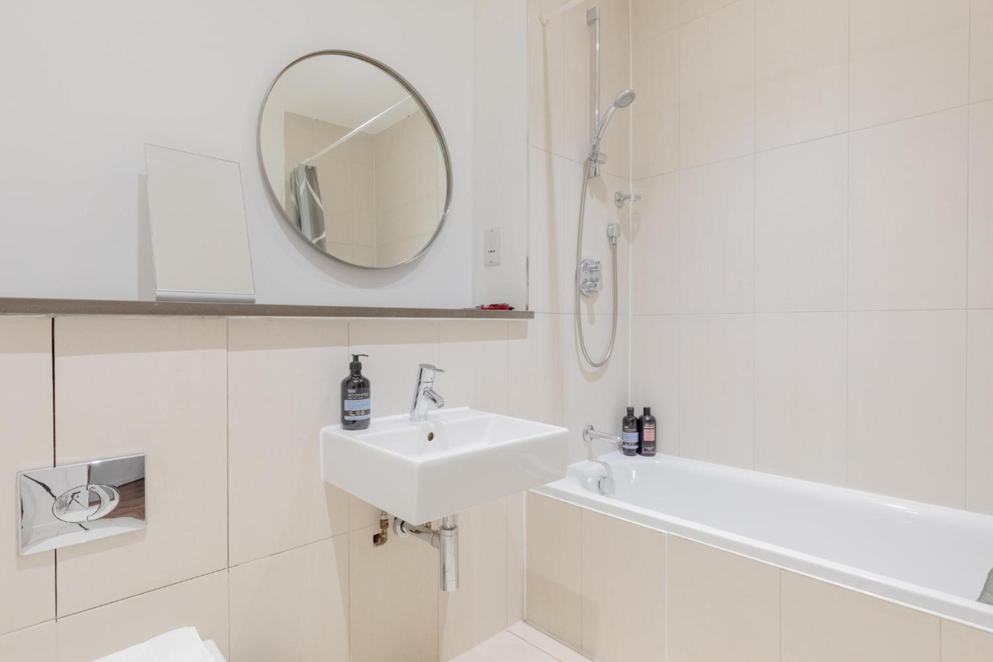 Contemporary 2bd Flat W Patio In East Apartment London