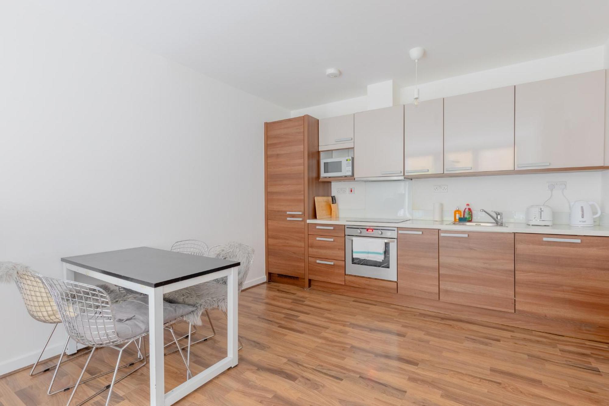 Contemporary 2bd Flat W Patio In East Apartment *