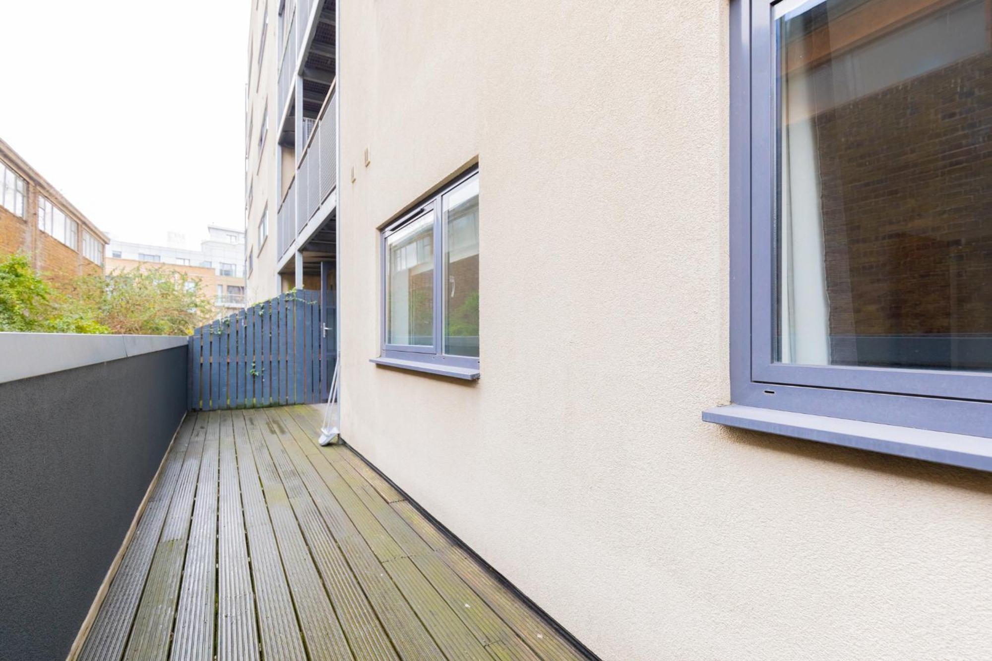 Contemporary 2bd Flat W Patio In East Apartment London
