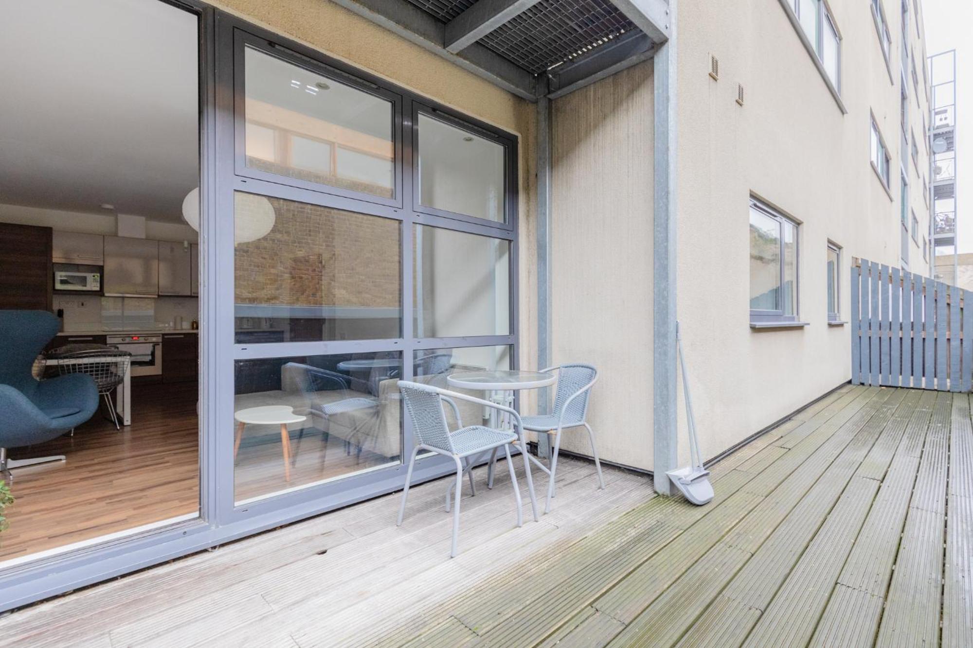 Contemporary 2bd Flat W Patio In East
