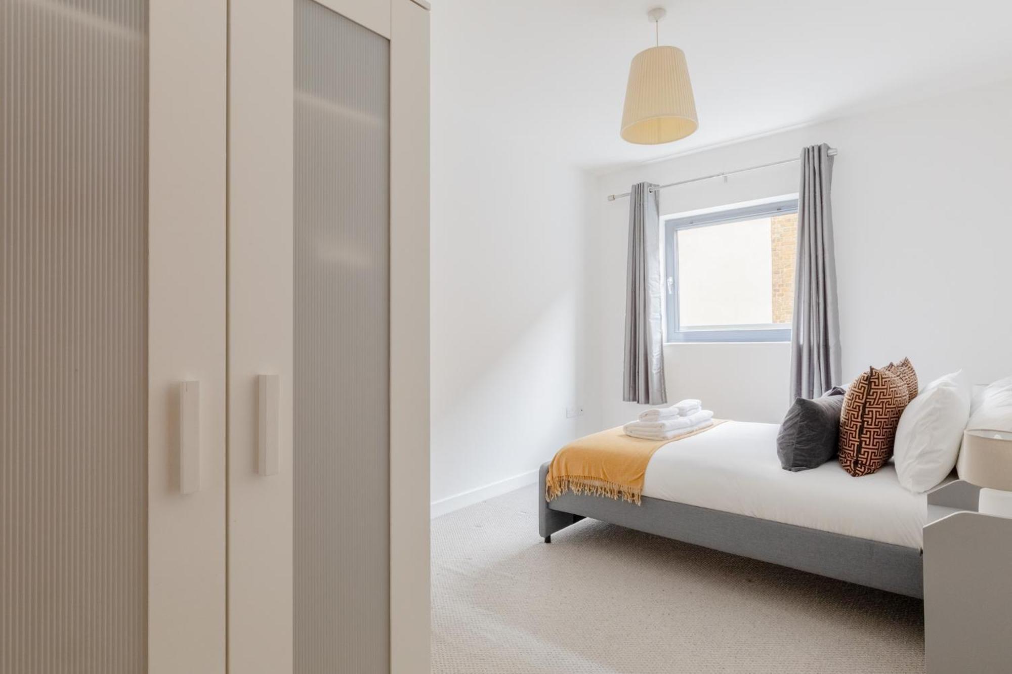 Contemporary 2bd Flat W Patio In East