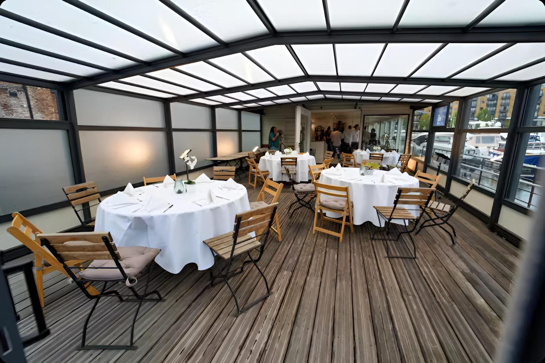 Charming Houseboat Featuring A Sauna Apartment London