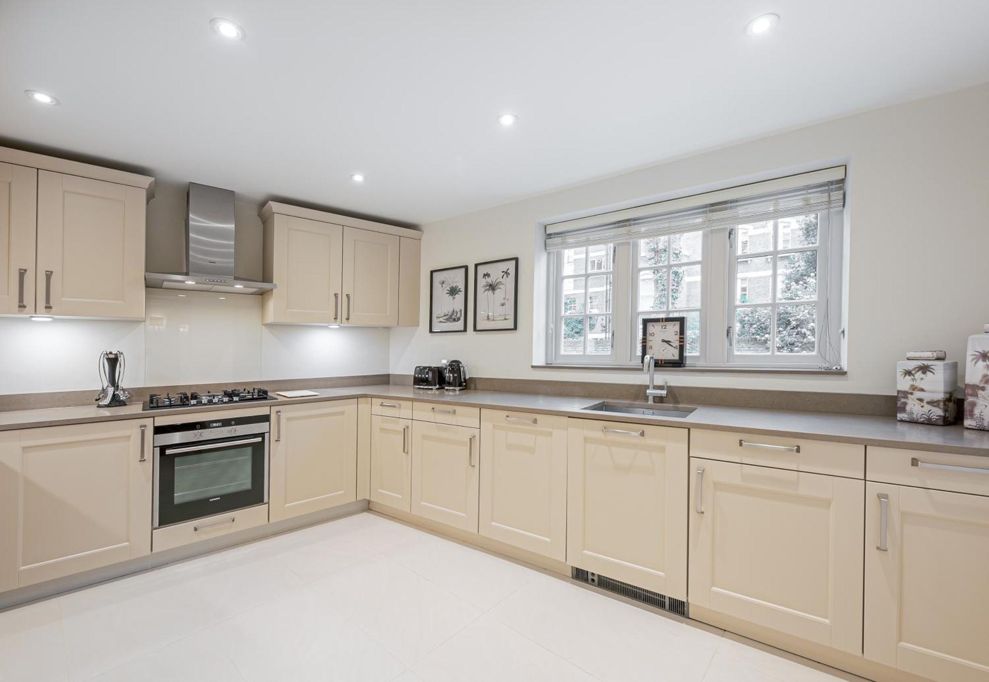 Apartment Modern 3 Bedroom Luxury House With Garage In