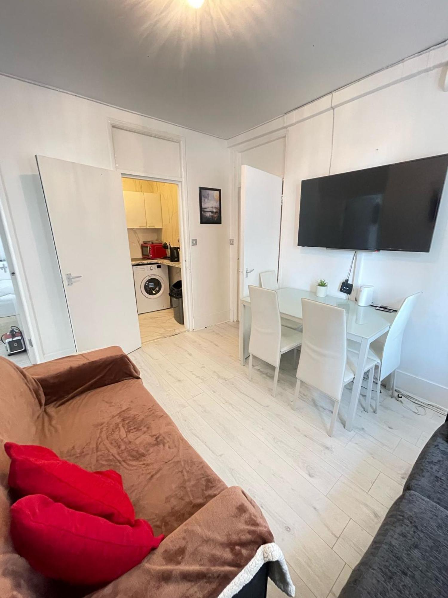 Lovely 2 Bed Flat 2 Floor Miles * Londen