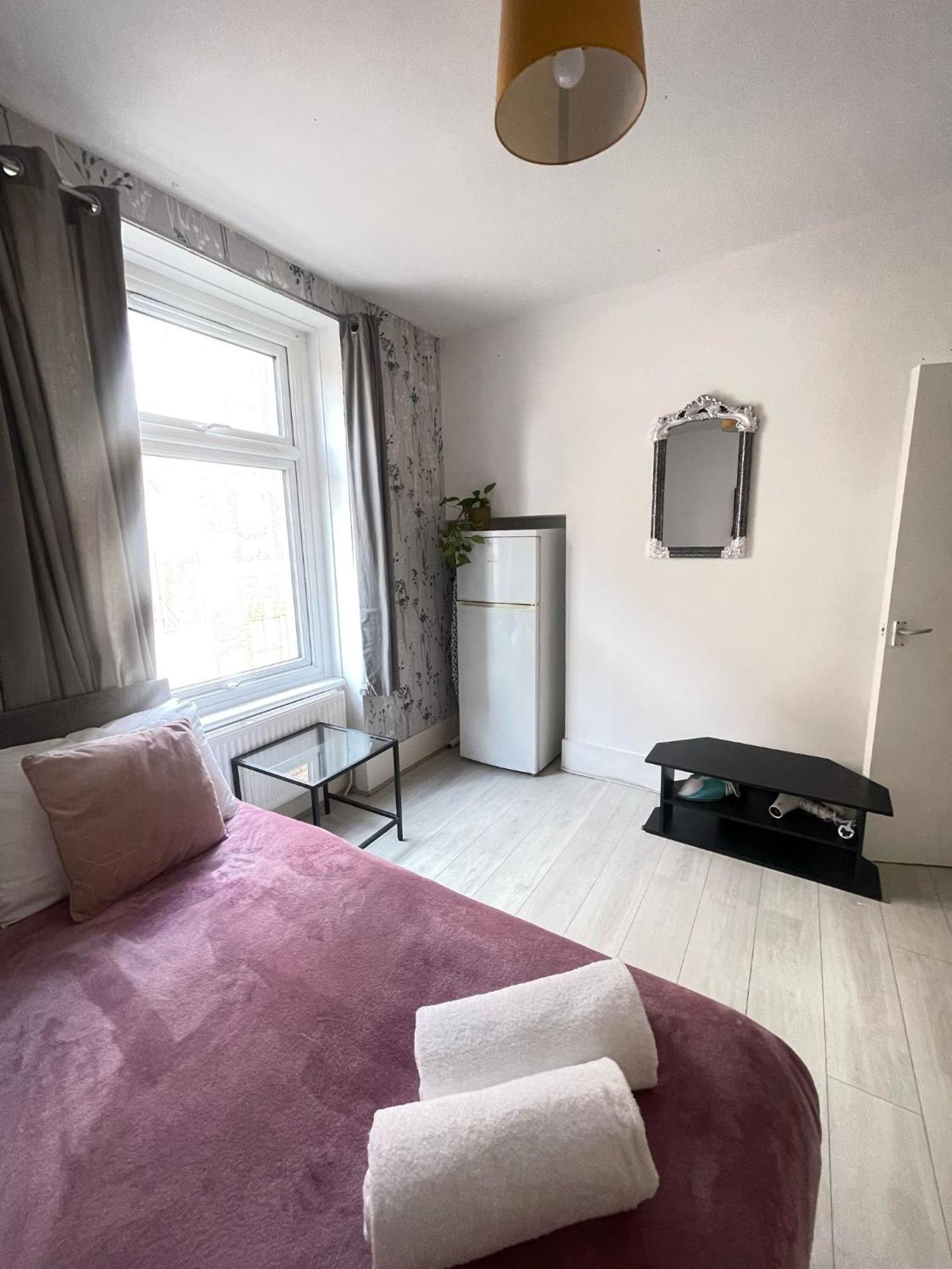 Lovely 2 Bed Flat 2 Floor Miles Appartement Londen